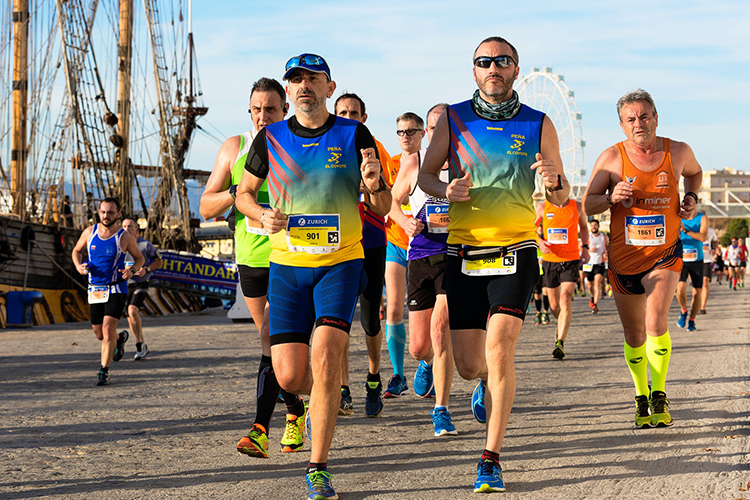 runners in Malaga marathon. Photo by Quino Al on unsplash.